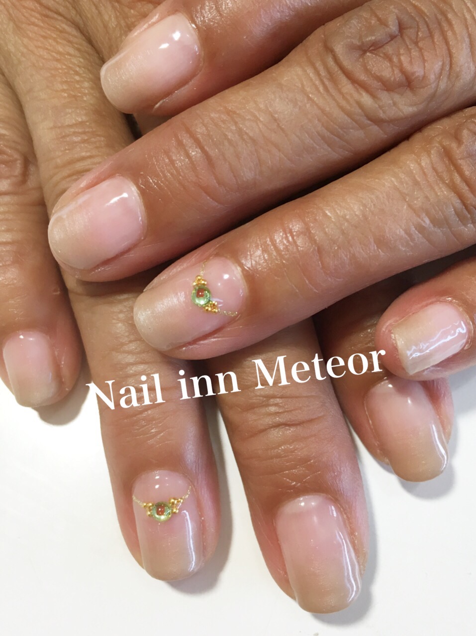 ベージュカラーグラデ ワンダイヤ風にワンポイント Nail Inn Meteor 大府市のネイルサロン